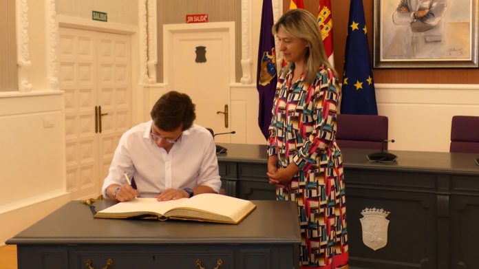 El alcalde de Madrid ha firmado en el libro de honor del Ayuntamiento de Guadalajara.