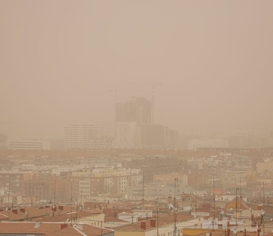 Episodio de calima en Madrid en marzo de 2022. (Foto: EP)