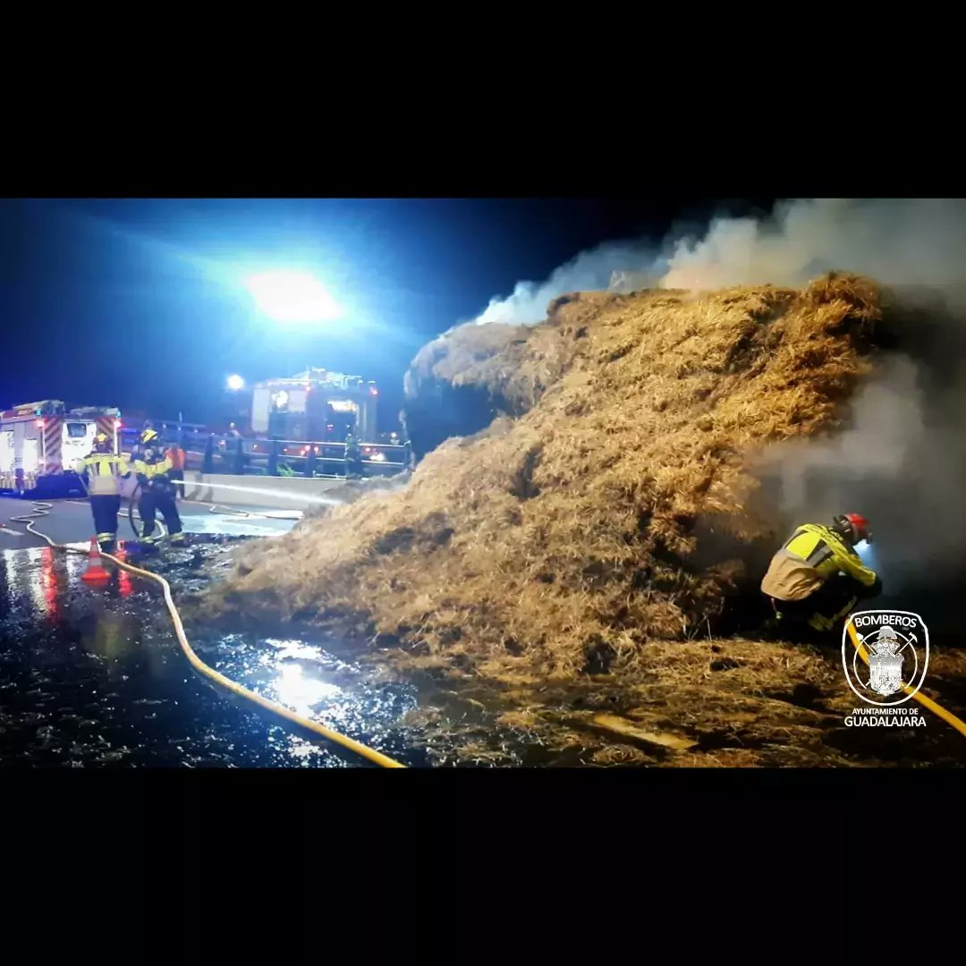Reabierta la A-2 tras el incendio de un camión de paja (VÍDEOS EN EL INTERIOR) foto