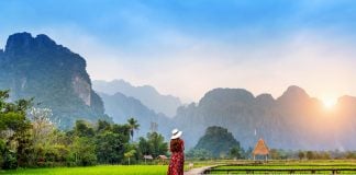 Paseando entre arrozales en Laos.