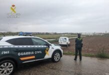 El coche, atascado en un sembrado, tras la alocada huida para escapar de la Guardia Civil.