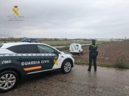 El coche, atascado en un sembrado, tras la alocada huida para escapar de la Guardia Civil.