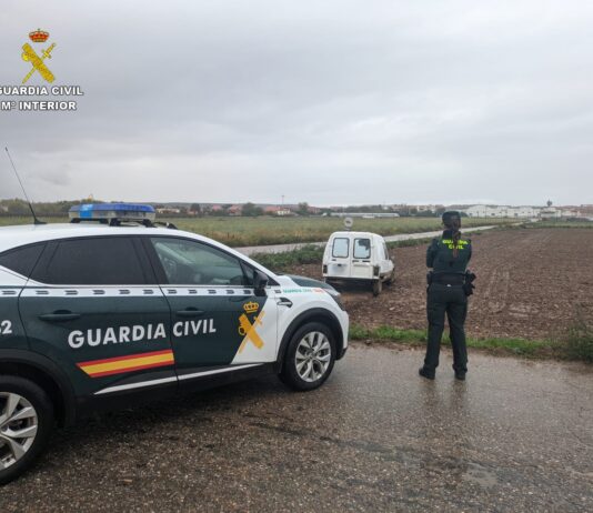 El coche, atascado en un sembrado, tras la alocada huida para escapar de la Guardia Civil.