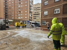 Operarios intentando sacar lustre al pavimento de La Llanilla el 2 de noviembre de 2023. (Foto: EP)