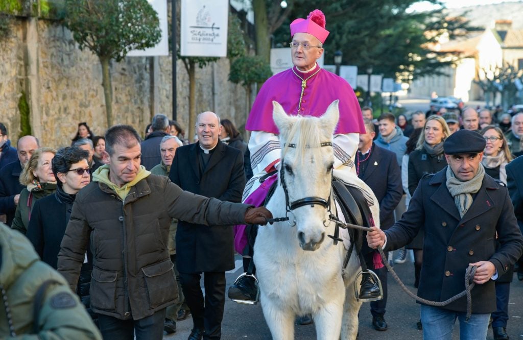 El obispo Julián Ruiz entra en Sigüenza a lomos de la yegua blanca "Ginebra" el 23 de diciembre de 2023. (Foto: EP)