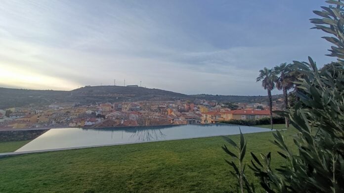 Brihuega desde la piscina del hotel de la Fábrica de Paños. (Foto: La Crónic@)