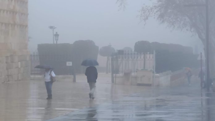 Lunes de lluvia y niebla en Guadalajara. (Foto: La Crónic@)