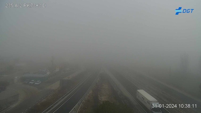 La niebla a la altura del kilómetro 73 de la A-2 en la mañana del 31 de enero de 2024. (Foto: DGT)