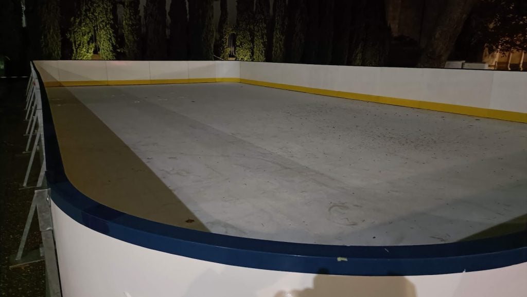 Pista sintética para patinar, instalada cerca del Infantado, en Guadalajara. (Foto: La Crónic@)