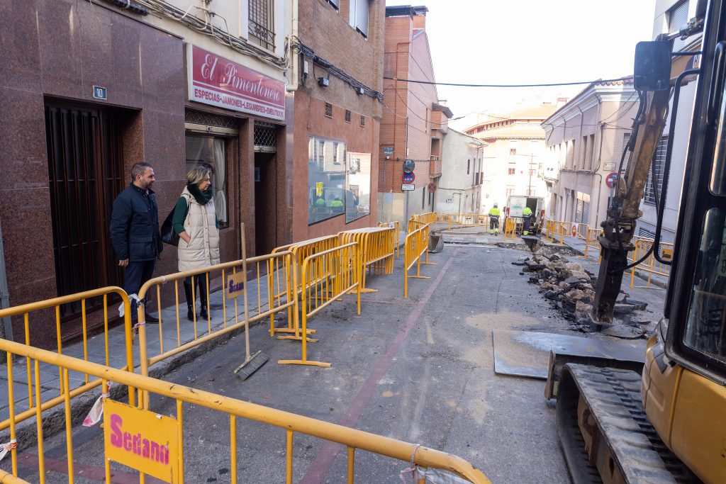 Ana Guarinos y Santiago López Pomeda, en la parte de la calle Cervantes que ya se está levantando.