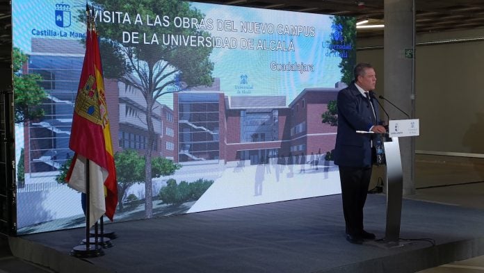 García-Page durante su visita al campus de Guadalajara hace ahora un año. (Foto: La Crónic@)