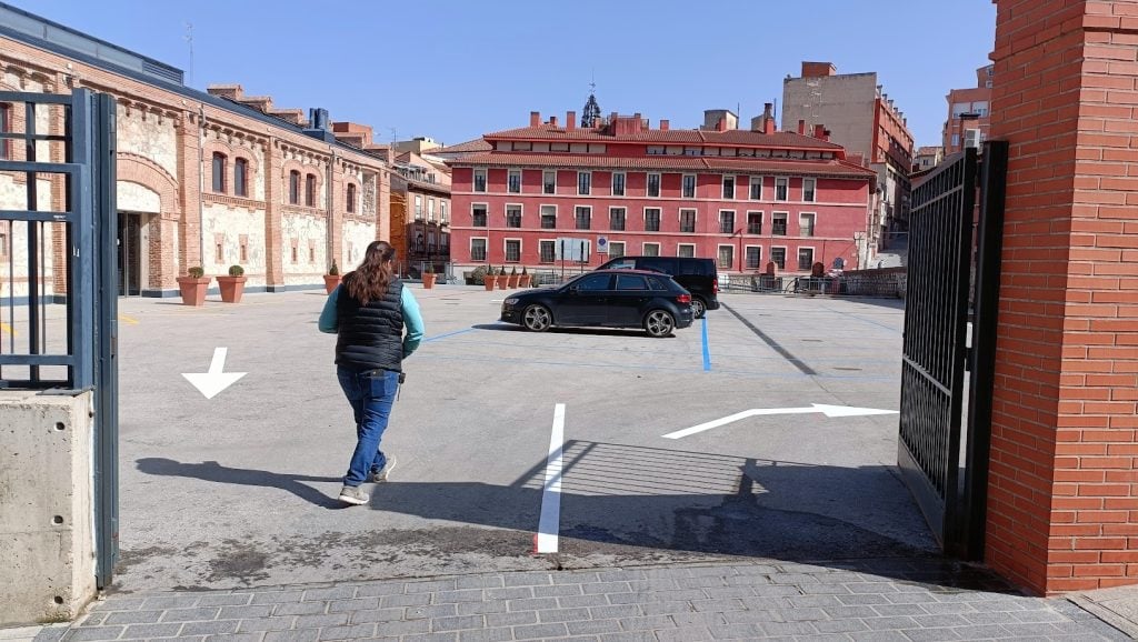 Como consecuencia de la reforma de 2015, la entrada y salida de los vehículos se hace por el mismo sitio. (Foto: La Crónic@)