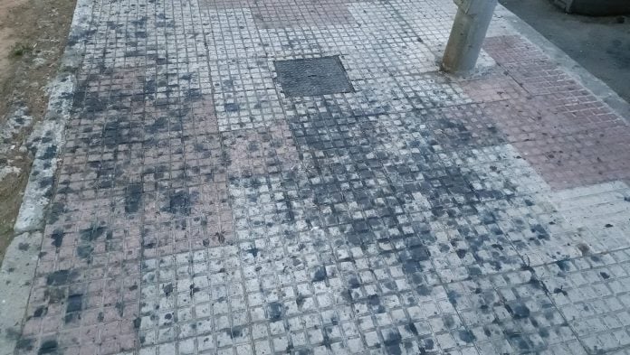 Acera con excrementos de aves, en abril de 2024, en la calle de Salvador Dalí. (Foto: La Crónic@)