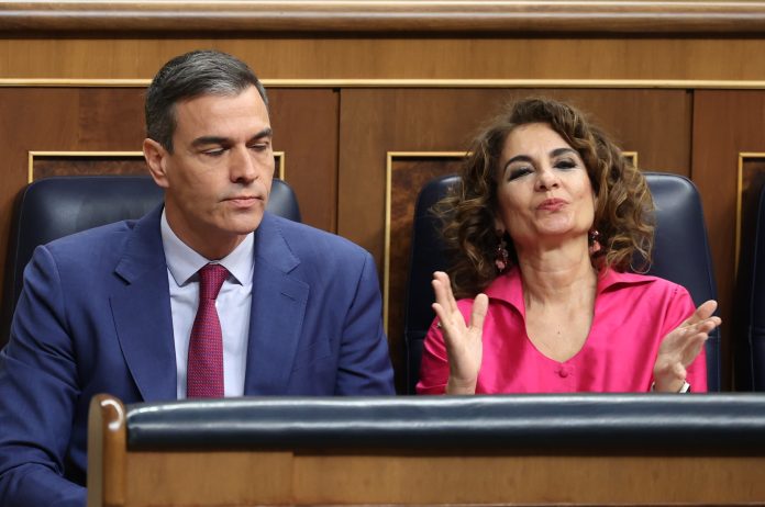 El presidente del Gobierno, Pedro Sánchez, y su eventual sucesora, la vicepresidenta primera y ministra de Hacienda, María Jesús Montero, durante una sesión de control al Gobierno. (Foto: EP)