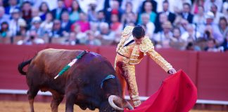 El diestro Juan Ortega durante su gran tarde en la Maestranza el 15 de abril de 2024, donde le cortó dos orejas a uno de sus toros. (Foto: Joaquin Corchero / Europa Press)