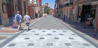 En esta imagen se aprecia claramente el antes y el después de la limpieza de la Calle Mayor de Guadalajara en los últimos días de mayo de 2024. (Foto: La Crónic@)