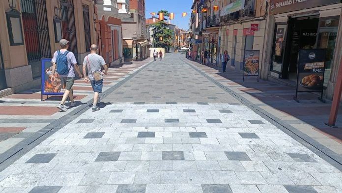 En esta imagen se aprecia claramente el antes y el después de la limpieza de la Calle Mayor de Guadalajara en los últimos días de mayo de 2024. (Foto: La Crónic@)