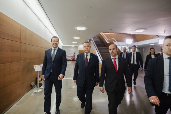 Bellido, a su llegada al acto institucional del Día de la Región, junto a García-Page y Carlos Velázquez. (Foto: EP)