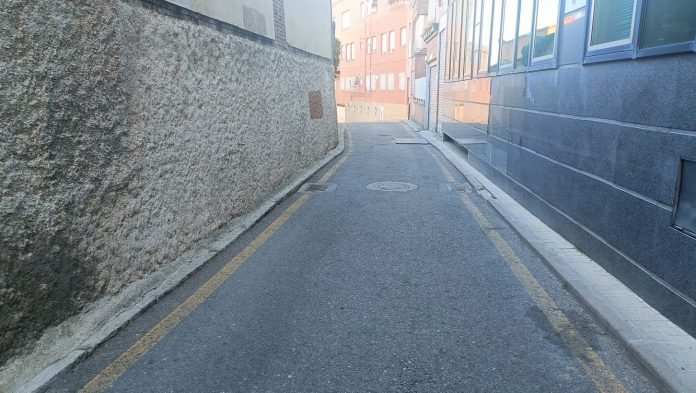 Calle Matadero, sin aceras por su estrechez. (Foto: La Crónic@)