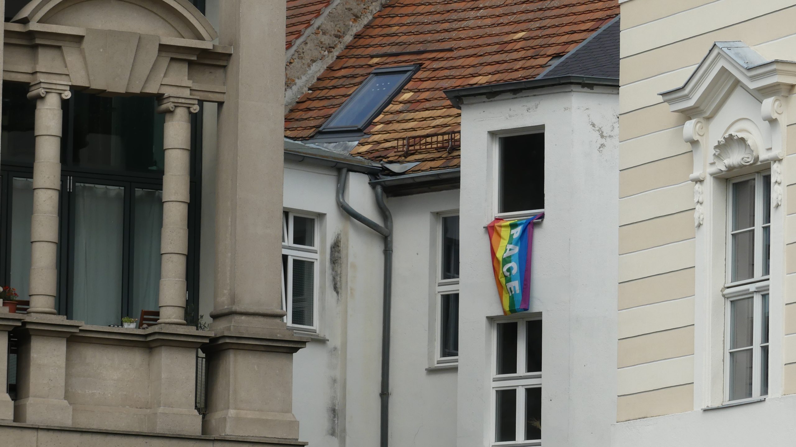Bandera LGTBI en una ciudad europea en junio de 2024. (Foto: La Crónic@)