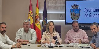 Algunos de los presentes en la comparecencia de este lunes en el Ayuntamiento de Guadalajara para el balance de lo hecho desde las pasadas elecciones. (Foto: EP)