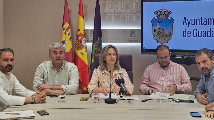 Algunos de los presentes en la comparecencia de este lunes en el Ayuntamiento de Guadalajara para el balance de lo hecho desde las pasadas elecciones. (Foto: EP)