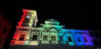 La fachada del Ayuntamiento de Guadalajara, iluminada con los colores de la bandera LGTBI el 28 de junio de 2024.
