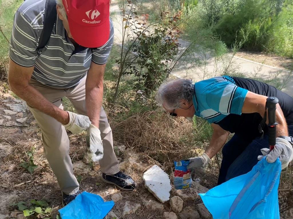 Limpieza del río Henares por voluntarios, en Guadalajara, el 15 de junio de 2024.