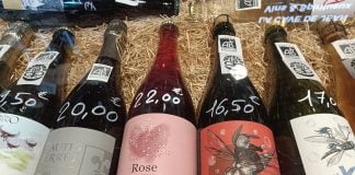 Botellas de vino en un mercado francés en 2024. (Foto: La Crónic@)