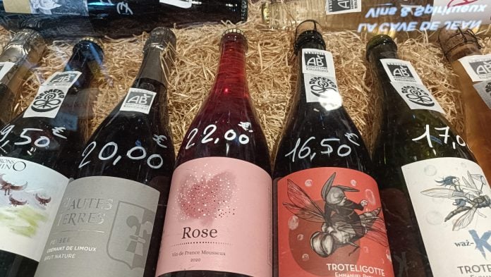 Botellas de vino en un mercado francés en 2024. (Foto: La Crónic@)