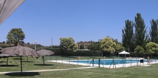 Las piscinas son una buena alternativas para estos días de intenso calor. En la imagen, la municipal de Cabanillas del Campo.