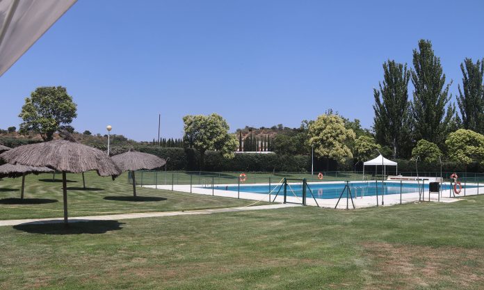 Las piscinas son una buena alternativas para estos días de intenso calor. En la imagen, la municipal de Cabanillas del Campo.