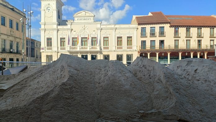 Una montaña de arena de playa ha saludado hoy a los vecinos de Guadalajara desde su Plaza Mayor. (Foto: La Crónic@)