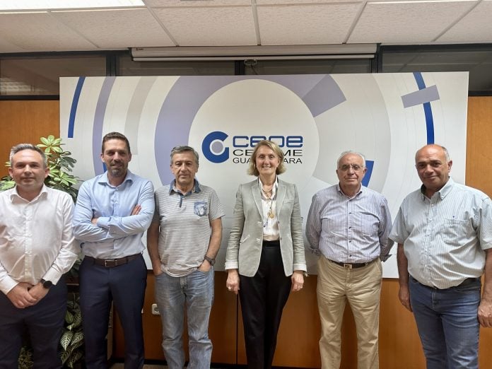 Teresa Quiles y su equipo dentro de CEOE Guadalajara.