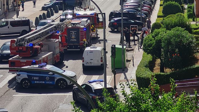 Susto considerable en la Avenida de Castilla, que ha sido cortada al tráfico por un incendio en un piso este 18 de julio de 2024. (Foto: Cedida a La Crónic@)