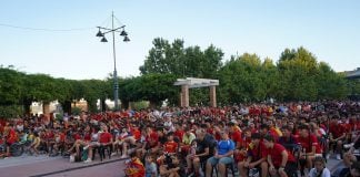 Muchos cientos de personas se juntaron en la Plaza del Pueblo de Cabanillas para seguir el partido de la selección. (Foto: Ayto. de Cabanillas)