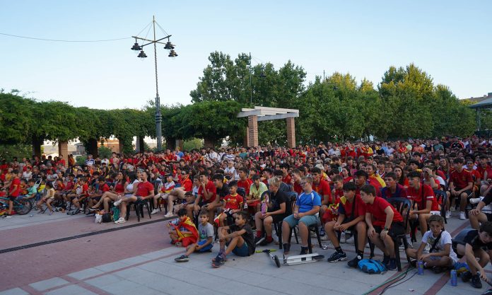 Muchos cientos de personas se juntaron en la Plaza del Pueblo de Cabanillas para seguir el partido de la selección. (Foto: Ayto. de Cabanillas)