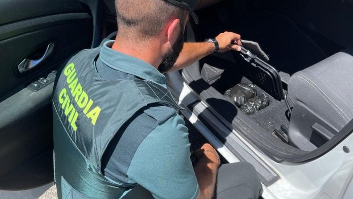 Bien cerca llevaba este conductor el alijo de cocaína intervenido por la Guardia Civil en la A-2.