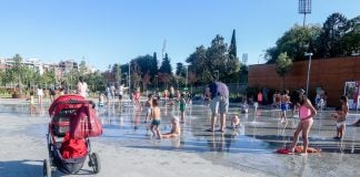 Niños refrescándose en un parque de Madrid el 17 de julio de 2024. (Foto: La Crónic@)