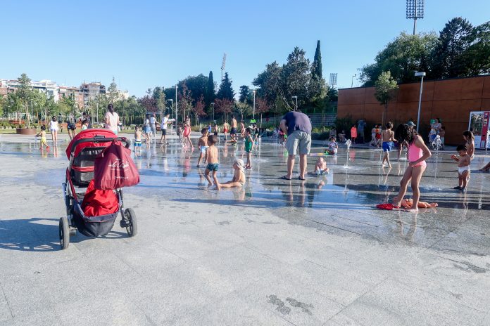 Niños refrescándose en un parque de Madrid el 17 de julio de 2024. (Foto: La Crónic@)