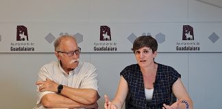 Susana Martínez y Javier López- Roberts, concejala y presidente de la formación Aike