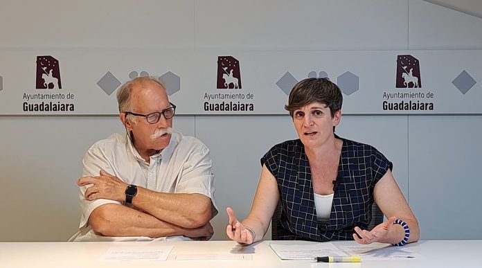 Susana Martínez y Javier López- Roberts, concejala y presidente de la formación Aike