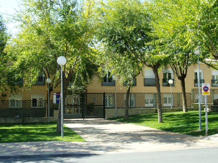 Exterior de la residencia de mayores afectada por el incendio.