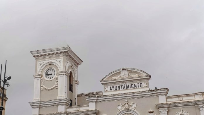 Montaje fotográfico para ilustrar cómo quedará la torre del Ayuntamiento de Guadalajara una vez desmochada. (Foto: La Crónic@)