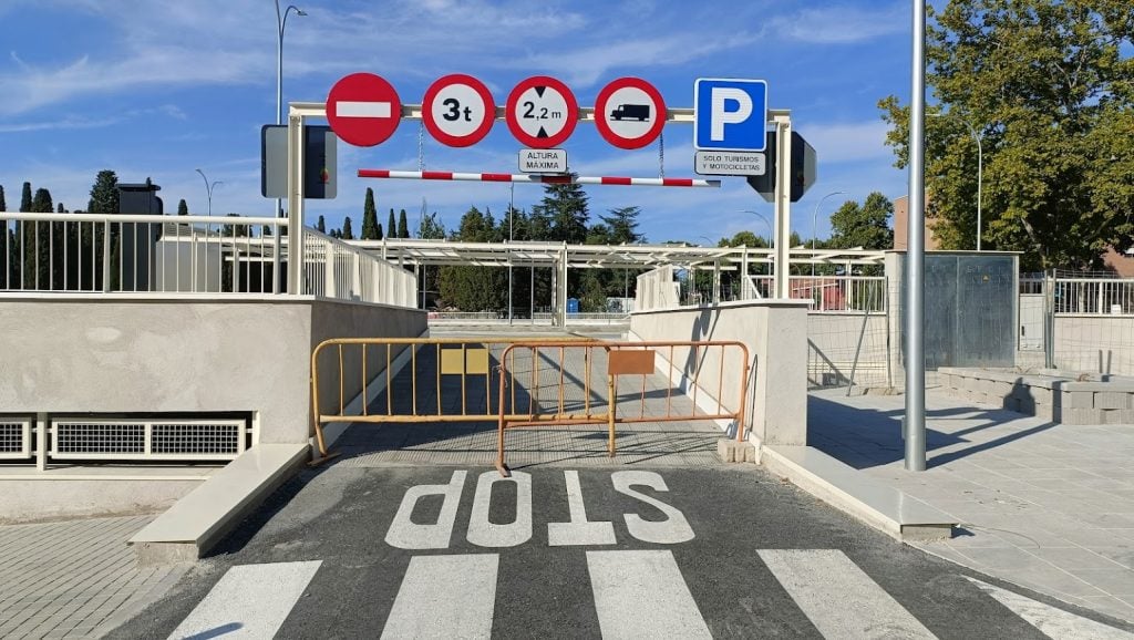 Los vehículos dejaran el parking por aquí, después de haber abonado la tarifa que se establezca. (Foto: La Crónic@)