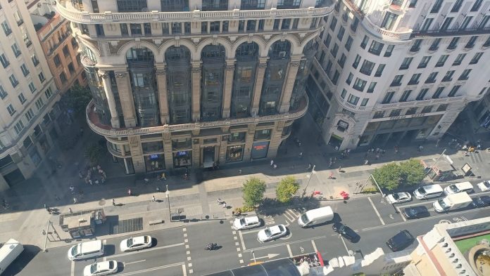 Día para no salirse de la sombra en la Gran Vía de Madrid y en más de media España. (Foto: La Crónic@)