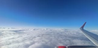 Sobrevolando las nubes en un avión de Iberia Express en el verano de 2024. (Foto: La Crónic@)