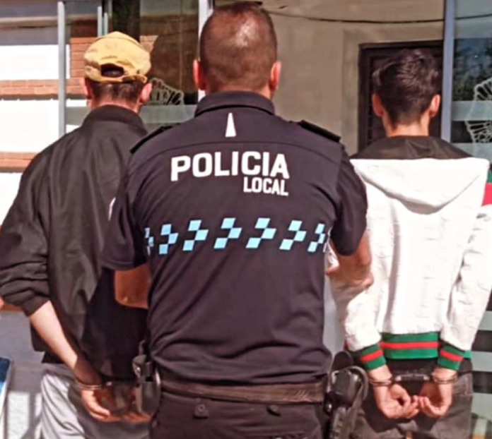 Los detenidos por la Policía Local de Azuqueca de Henares, en imagen difundida por las redes sociales de ese cuerpo armado.