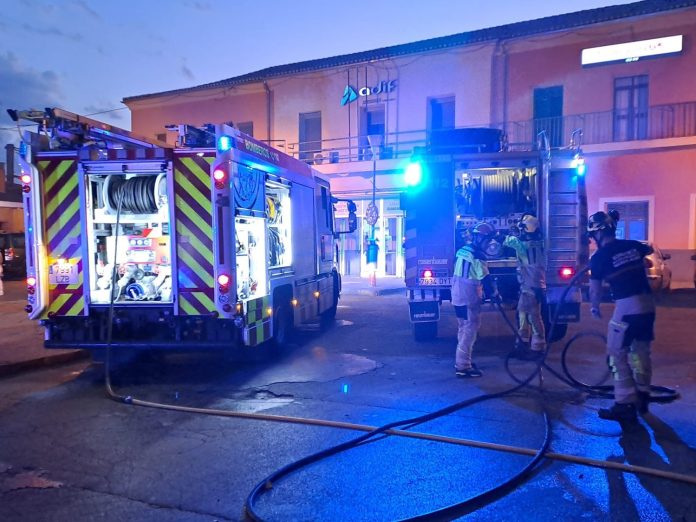 Los bomberos de Guadalajara, en pleno trabajo de extinción del incendio provocado intencionadamente junto a la Estación de Guadalajara.