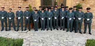 Los nuevos efectivos de la Guardia Civil destinados a la zona de Sigüenza posan, con uniforme de gala, en el parador.